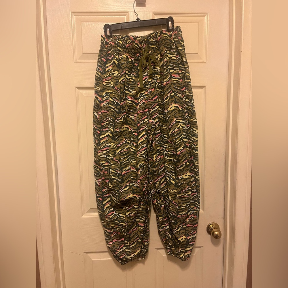 Free People/Freemovement Camouflage Print Jogger Pants size Medium NWOT